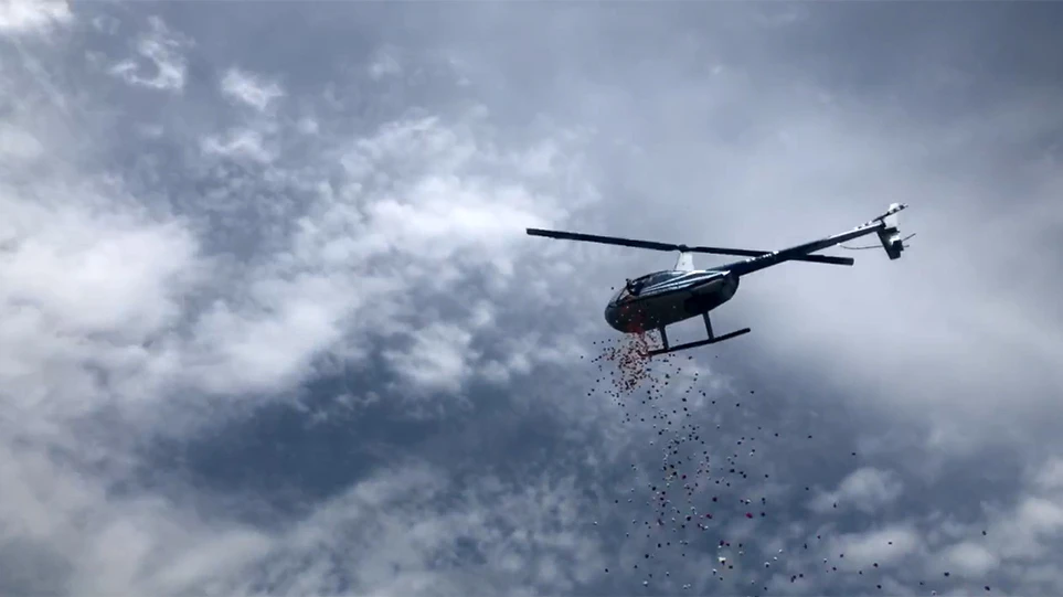 Αυλώνας: Ο πιλότος που σώθηκε από τις ρουκέτες στην Καμπούλ ραίνει εικόνα της Παναγίας με ροδοπέταλα από το ελικόπτερό του